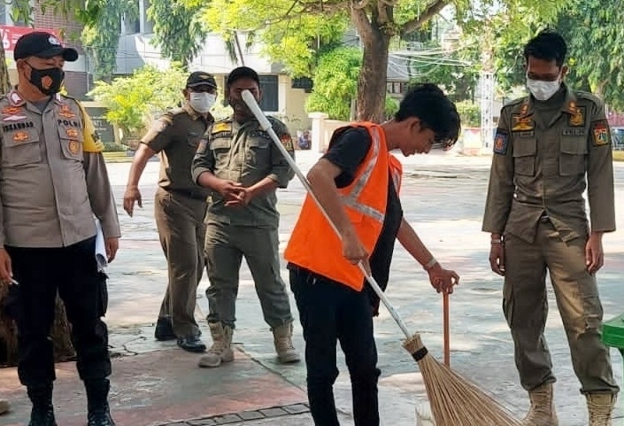 8 Pelanggar ProKes di Sanksi oleh Tim Ops Yustisi Gabungan Polsek Kep Seribu Utara