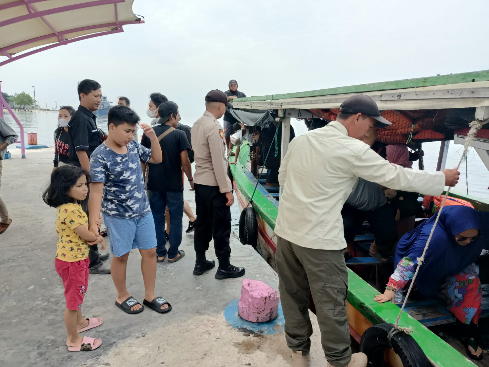 Bantu Penumpang Turun Dari Kapal Bentuk Pelayanan Presisi Polsek Kepulauan Seribu Selatan