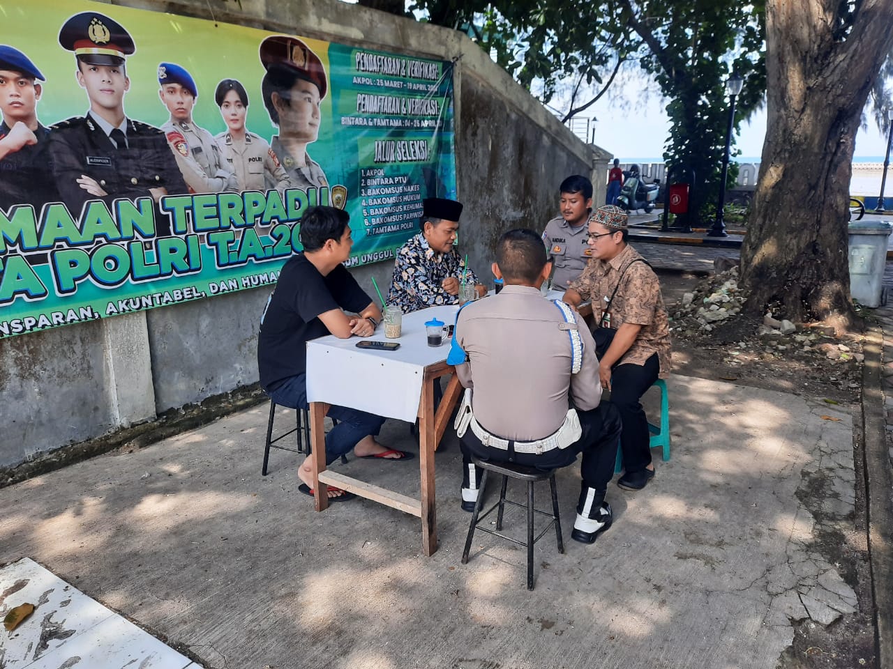 Bhabinkamtibmas Pulau Tidung Lakukan Sambang Tokoh Masyarakat untuk Penguatan Keamanan Pasca Pemilu 2024