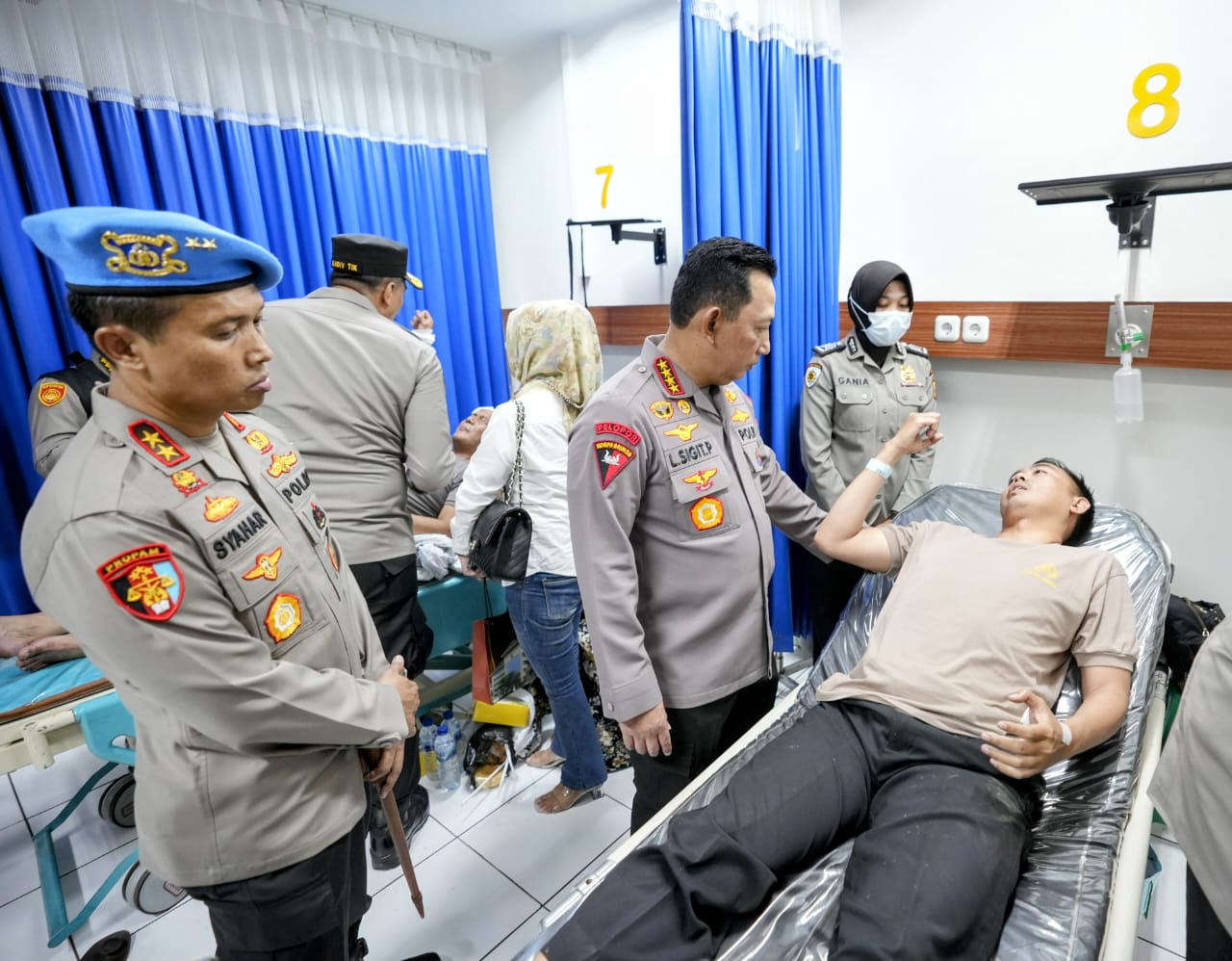 Jenguk Korban Bom Bunuh Diri Polsek Astana Anyar. Kapolri : Tetap Semangat Lindungi Masyarakat