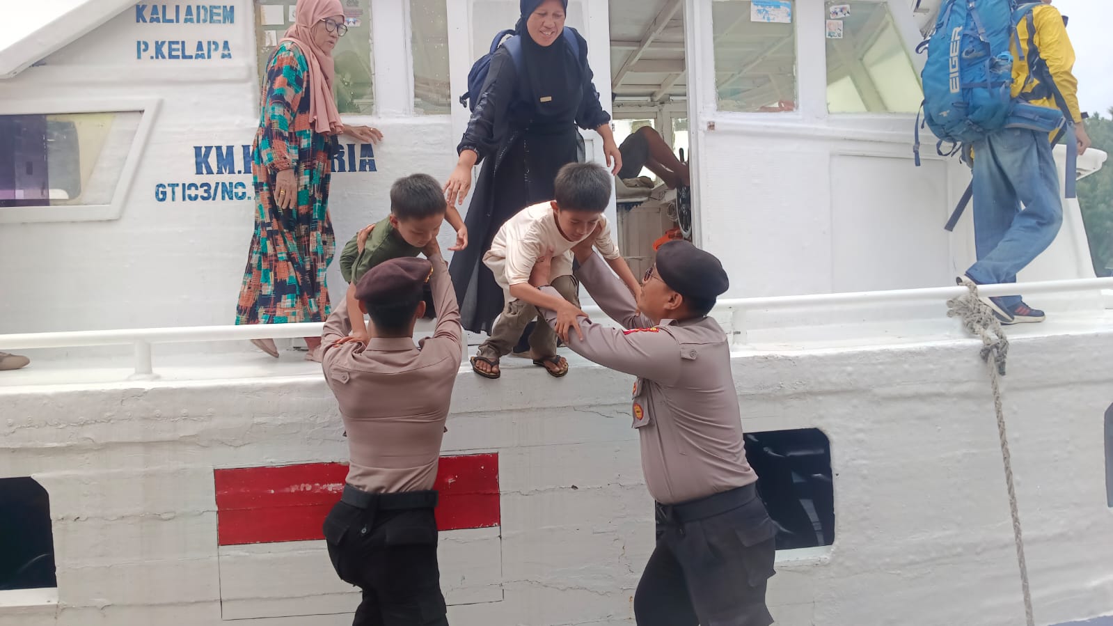 Polisi Baik! Aiptu Syaihul Azhar Bantu Penumpang Turun dari Kapal dalam Pengamanan Dermaga Pulau Kelapa