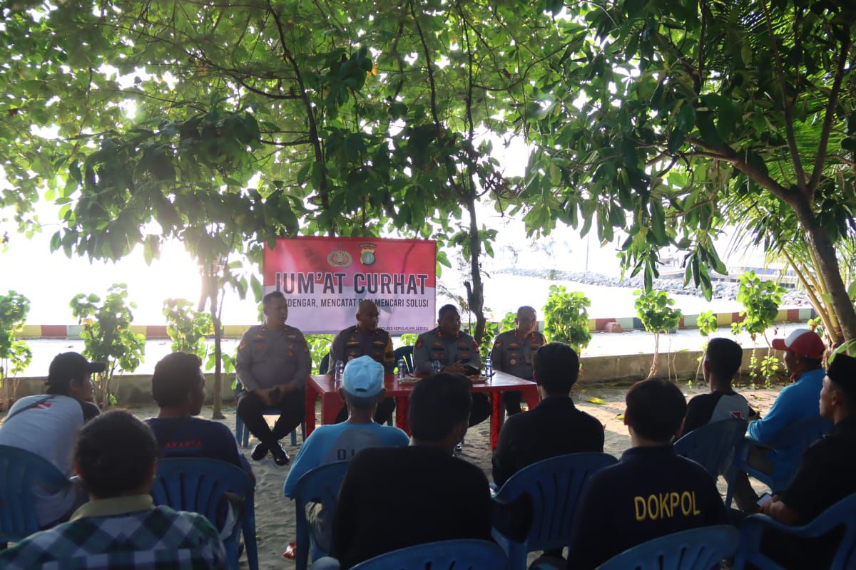 Kapolres Kepulauan Seribu AKBP Ajie Lukman Hidayat Gelar 'Jumat Curhat' di Pulau Untung Jawa: Sampaikan Harapan dan Solusi Kamtibmas