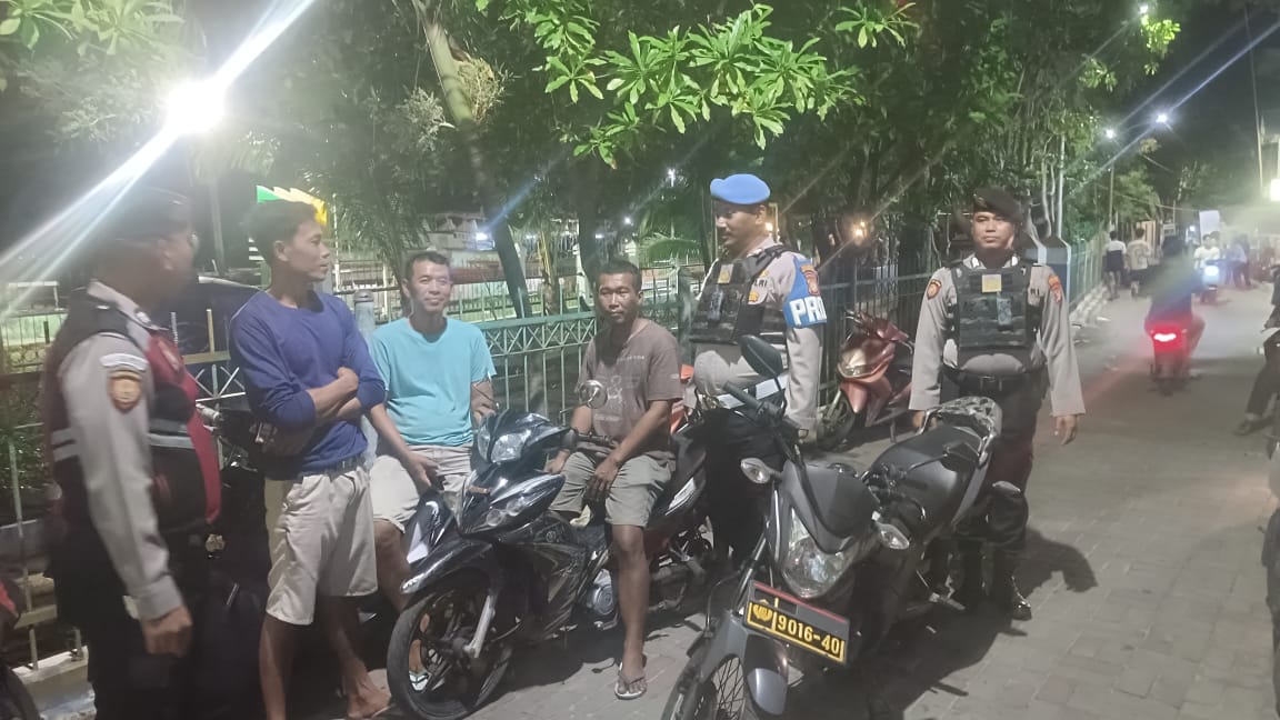 Polisi Baik dan Humanis, Polsek Kepulauan Seribu Utara Patroli Malam Himbau Warga Hindari Judi Online dan Bahaya Tawuran