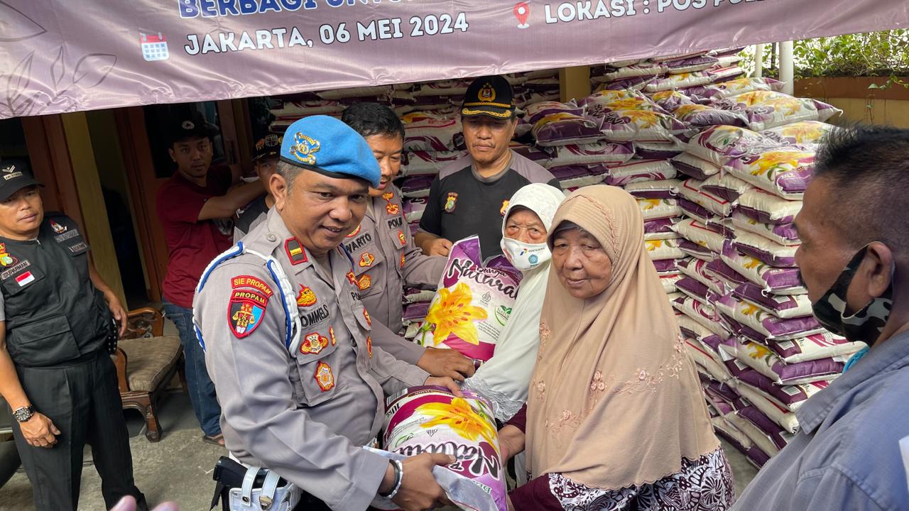 Sambut Hari Raya Waisak, Polsek Grogol Petamburan Salurkan 1000 Karung Beras Untuk Para Lansia