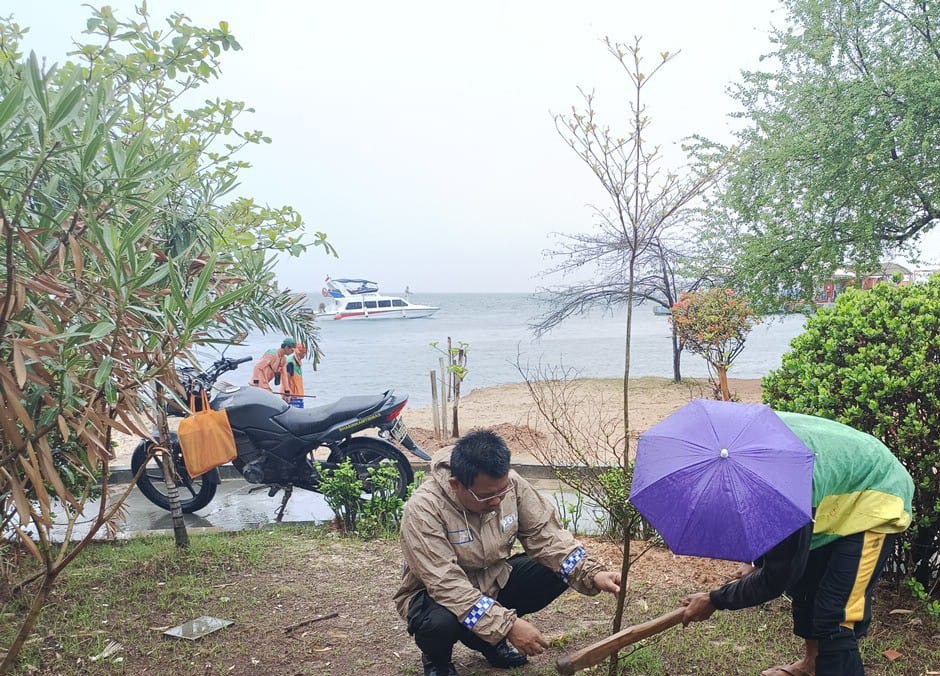Polsek Kepulauan Seribu Selatan Bersama Instansi Pemerintah Gelar Kegiatan Penanaman Pohon 'Birukan Langit' di Pulau Untung Jawa