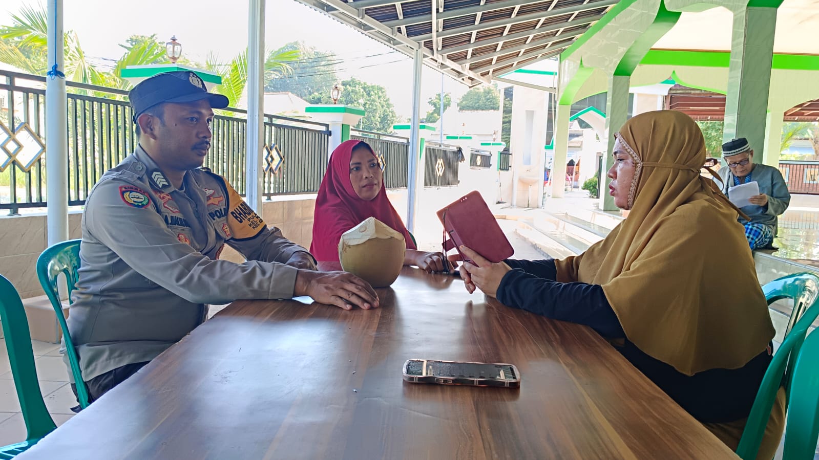 Bhabinkamtibmas Pulau Sabira Ajak Warga Jaga Kamtibmas dan Cegah KDRT