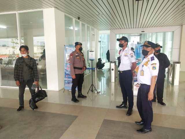 Polres Kep. Seribu Berikan Pengamanan 170 Penumpang di Dermaga Kali Adem
