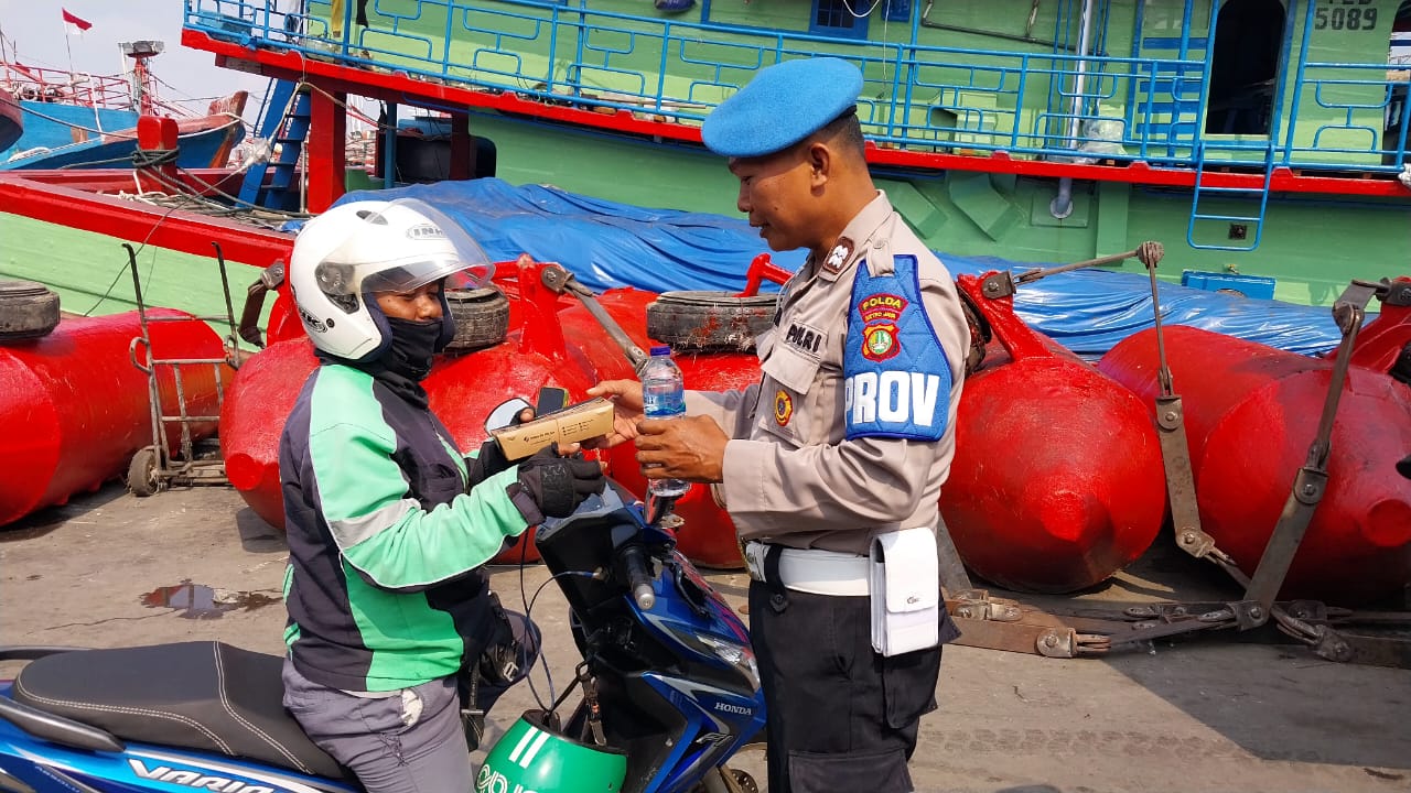 Jum'at Barokah Polsek Kawasan Muara Baru Berbagi Makanan Siap Santap di Pelabuhan Muara Baru