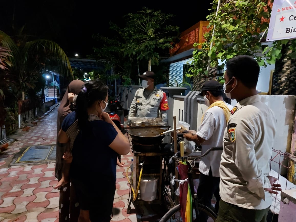 Gelar Patroli Malam Hari, Polsek Kepulauan Seribu Selatan Cegah Guantibmas dan Himbau ProKes