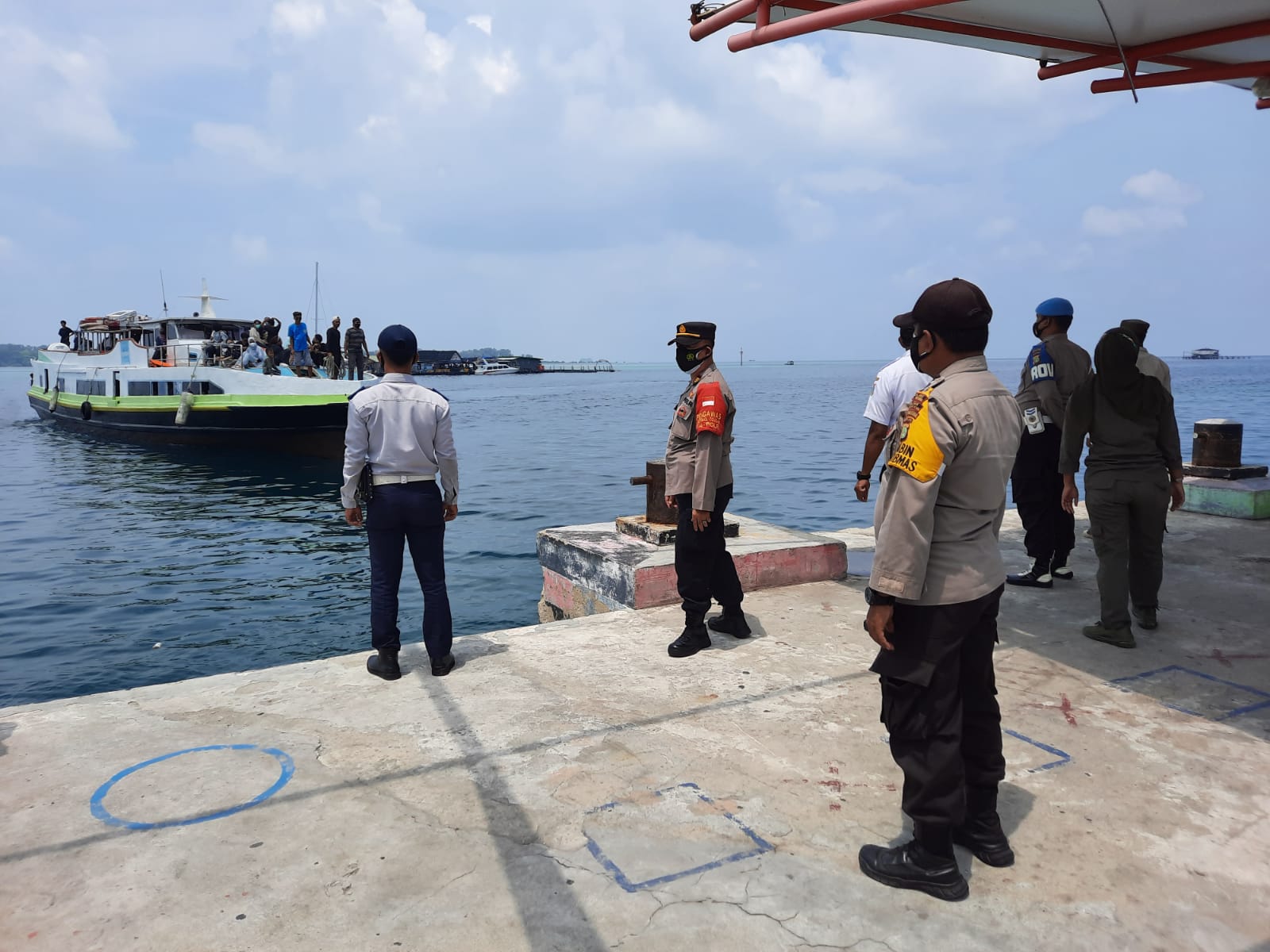 Kapolsek Kep Seribu Utara Pantau Langsung Kedatangan Penumpang Kapal di Wilayah Kep Seribu Utara