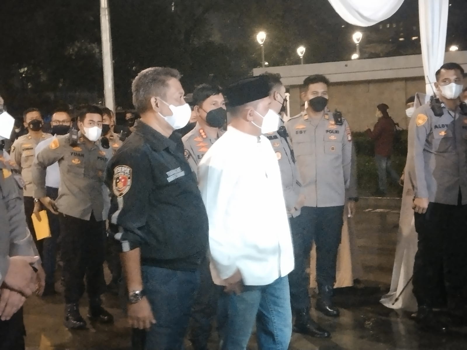 KAPOLDA METRO JAYA KUNJUNGI PROGRAM VAKSINASI DI MALAM HARI