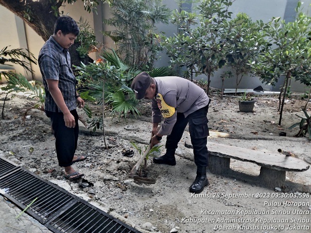 Polsek Kepulauan Seribu Utara dan Warga Satukan Langkah Tanam Pohon untuk Bersihkan Udara