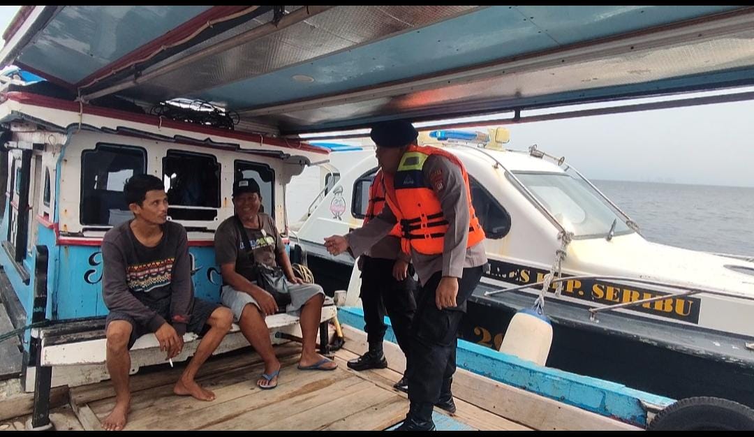 Team Patroli Satpolairud Polres Kepulauan Seribu Berikan Himbauan Keselamatan kepada Nelayan di Perairan Pulau Harapan