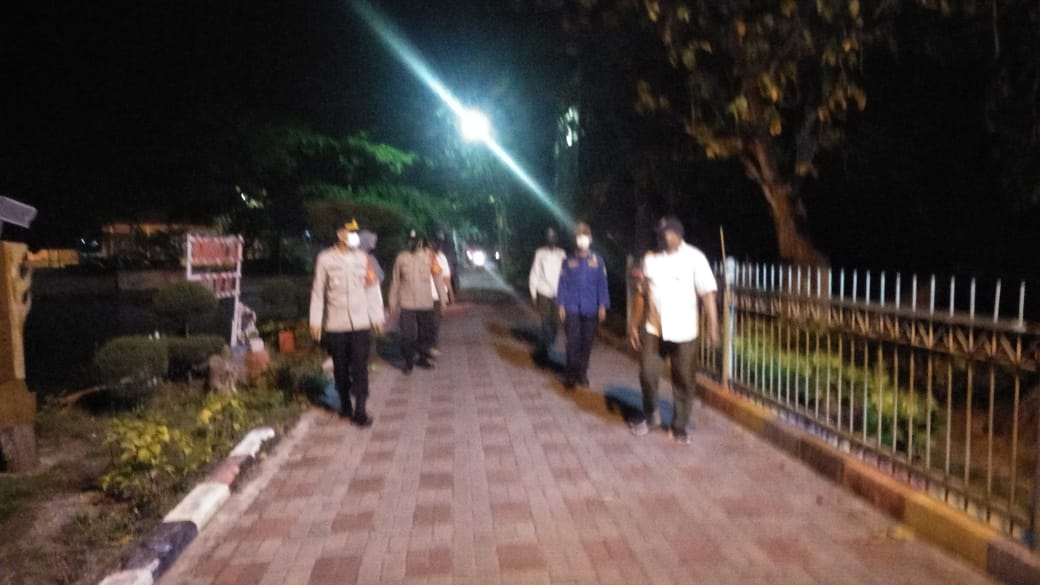 Polsek Kep Seribu Utara Gelar Patroli Pengawasan ProKes Malam Hari, Sasar Kerumunan Warga