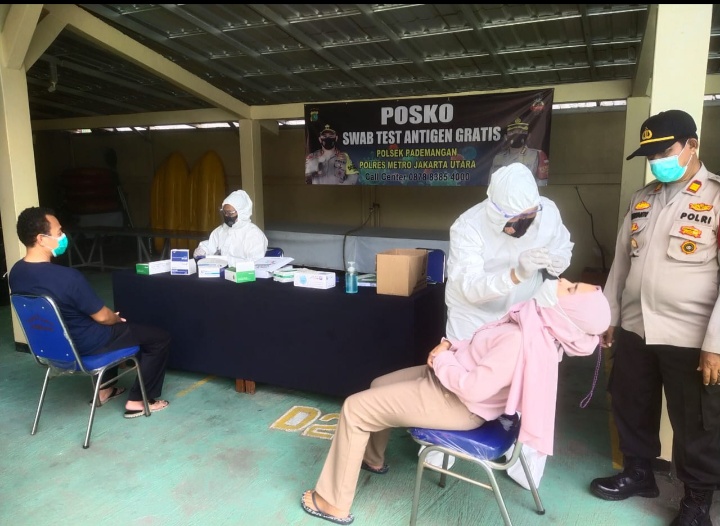 Sebanyak 8 Warga di Swab Test di Halaman Mapolsek Pademangan
