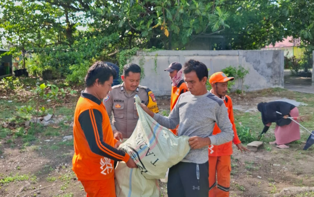 Bhabinkamtibmas Pulau Tidung Ikut Kerja Bhakti Bersihkan Lingkungan dan Pantai RW 04