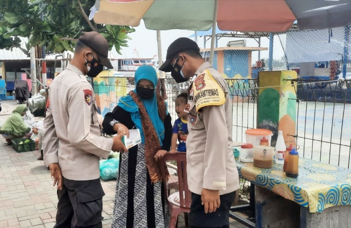Cegah Sebaran Covid-19, sejumlah 1.500 Masker di Bagikan ke Warga oleh Polres Kep Seribu