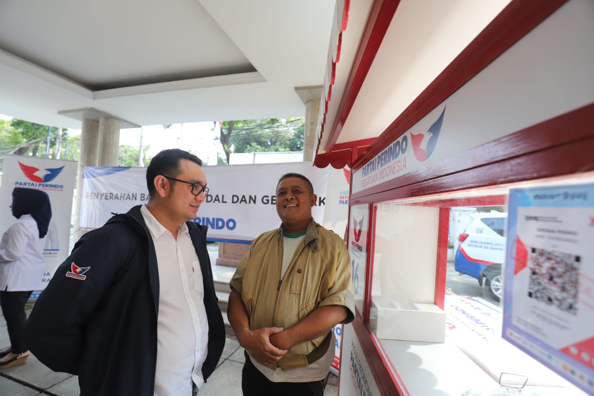 Peduli UMKM, Partai Perindo Bagikan Dua Gerobak dan Modal Usaha