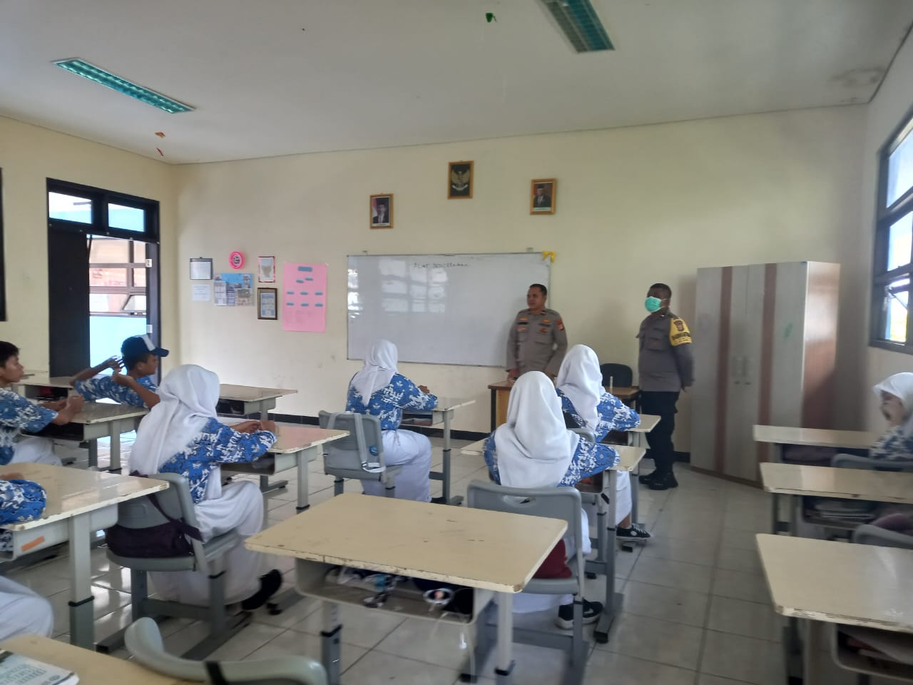 Police Goes to School, Ipda Slamet Berikan Motivasi pada Siswa Siswi SMPN 260
