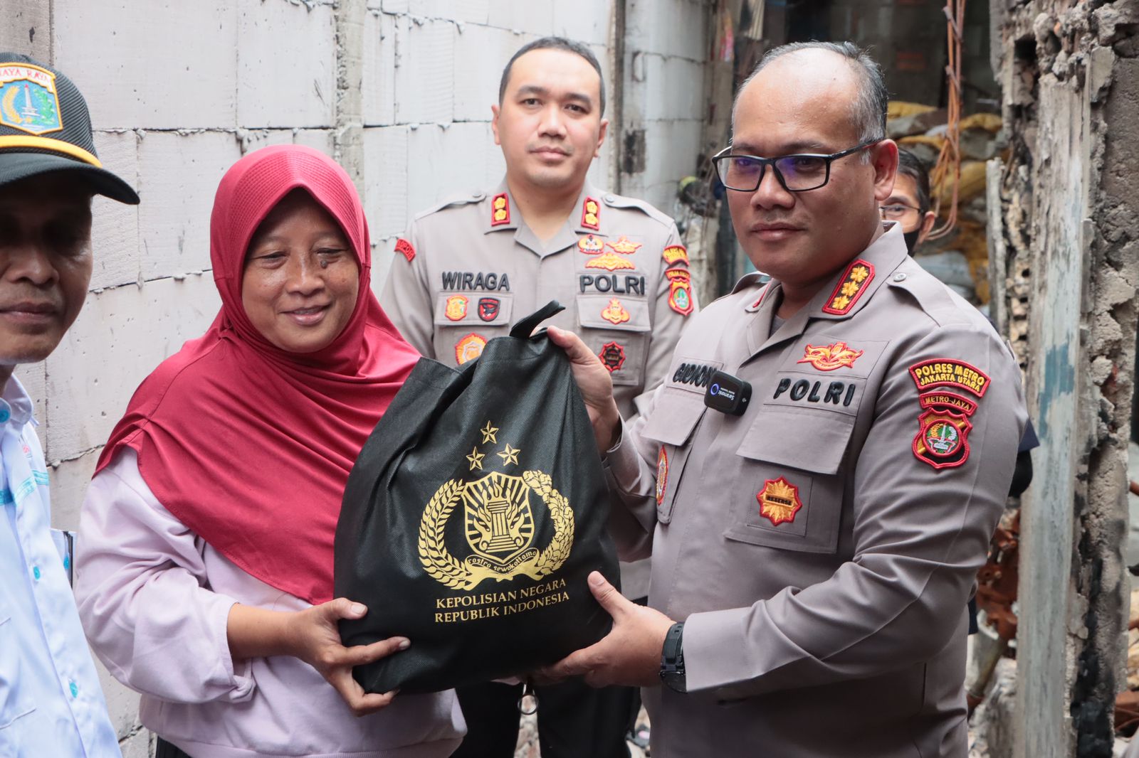 Kapolres Metro Jakut Salurkan Bantuan Kapolri untuk Warga Korban Kebakaran Plumpang 