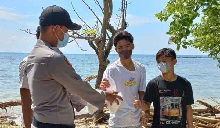 Cegah Sebaran COVID-19, Polres Kepulauan Seribu Himbau ProKes dan Bagikan 1.500 Masker