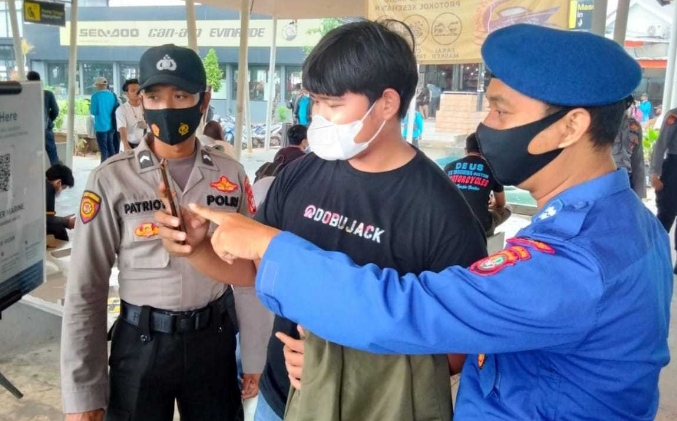 Pengamanan dan Pengawasan ProKes di Dermaga Marina Ancol, Polres Kep Seribu Wajibkan Scan Barcode 380 Wisatawan Ke Pulau Seribu