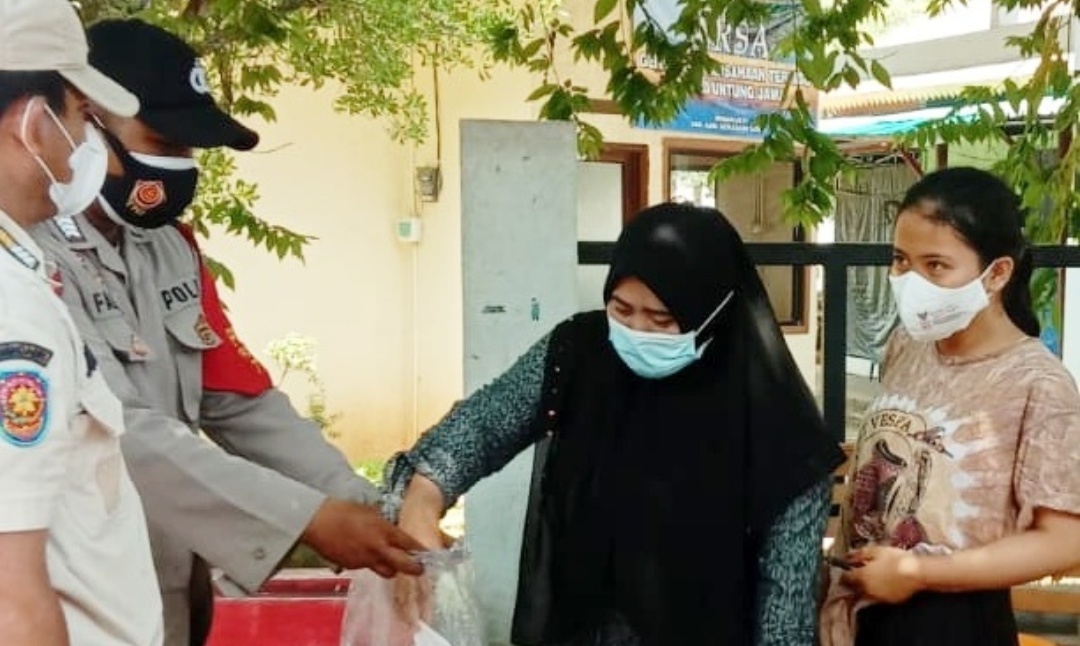 Hampiri Warga, Polres Kep Seribu Himbau ProKes dan Bagikan Masker