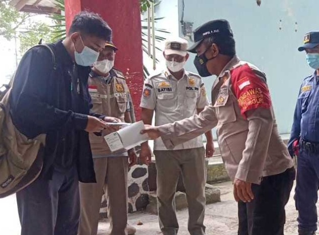 Ingin Warga Tetap Sehat dan Tidak Terpapar COVID-19, Polres Kep Seribu Terus Sampaikan Imbauan ProKes dan Bagikan 1.200 Masker