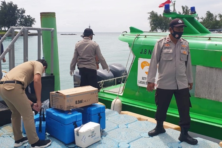 Hari ini, Polsek Kep Seribu Utara Kembali Kawal Distribusi Vaksin Covid-19 di 4 Pulau