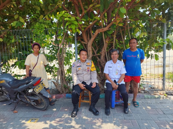 Bhabinkamtibmas Pulau Pramuka Sosialisasikan Call Centre Polri 110 dan Himbau Warga Jaga Kamtibmas