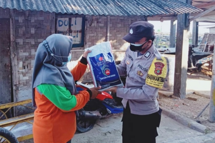 Polres Kep Seribu Secara Door to Door Datangi dan Bagikan Bansos kepada 203 KK terdampak Covid-19