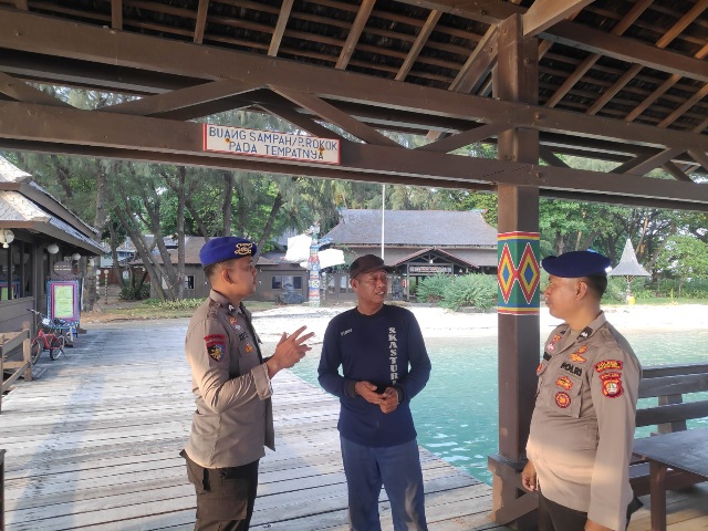 Team Patroli Satpolair Polres Kepulauan Seribu Himbau Nelayan Pulau Ayer untuk Prioritaskan Keselamatan dan Waspada Terhadap Cuaca Ekstrem