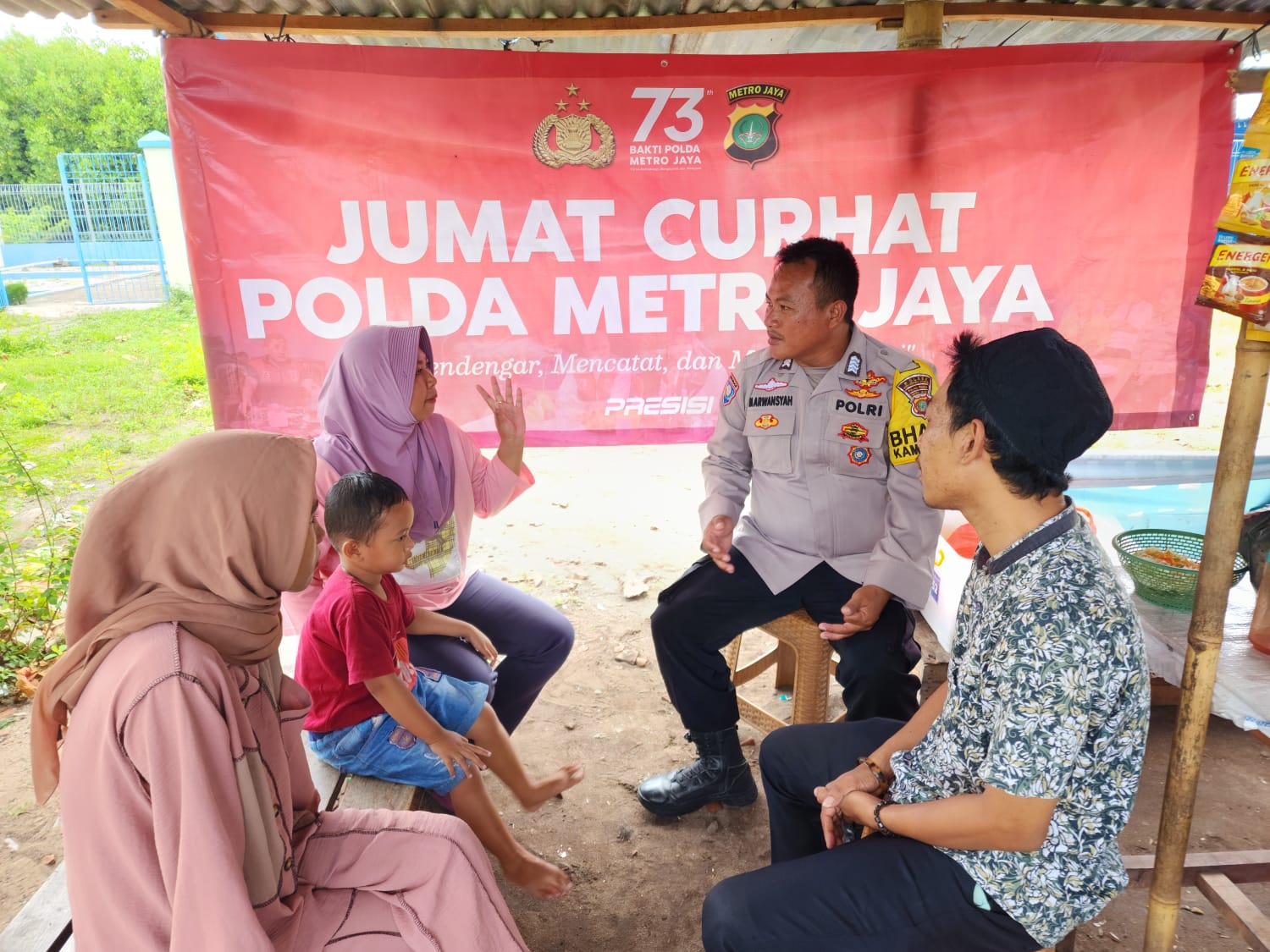 Bripka Marwansyah Bhabinkamtibmas Pulau Pramuka Beri Solusi dalam Jumat Curhat dengan Warga