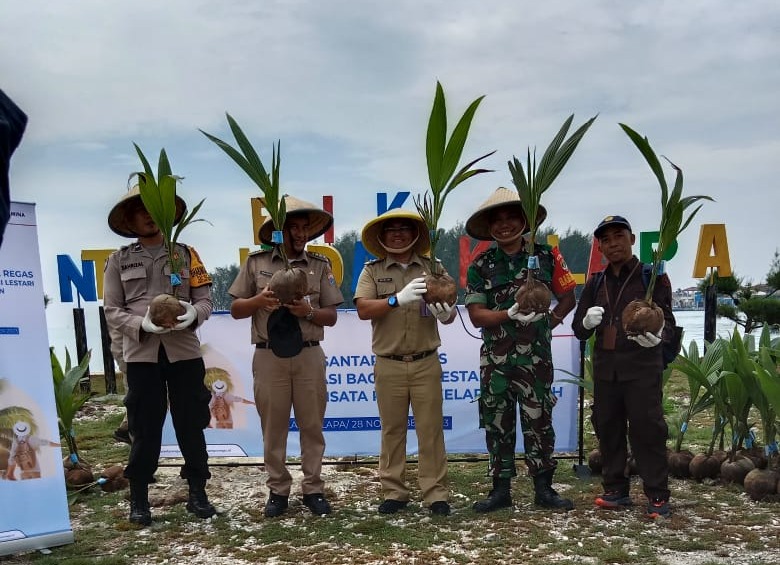 Bhabinkamtibmas Pulau Kelapa Hadiri Giat Penanaman 200 Bibit Pohon Kelapa Genjah