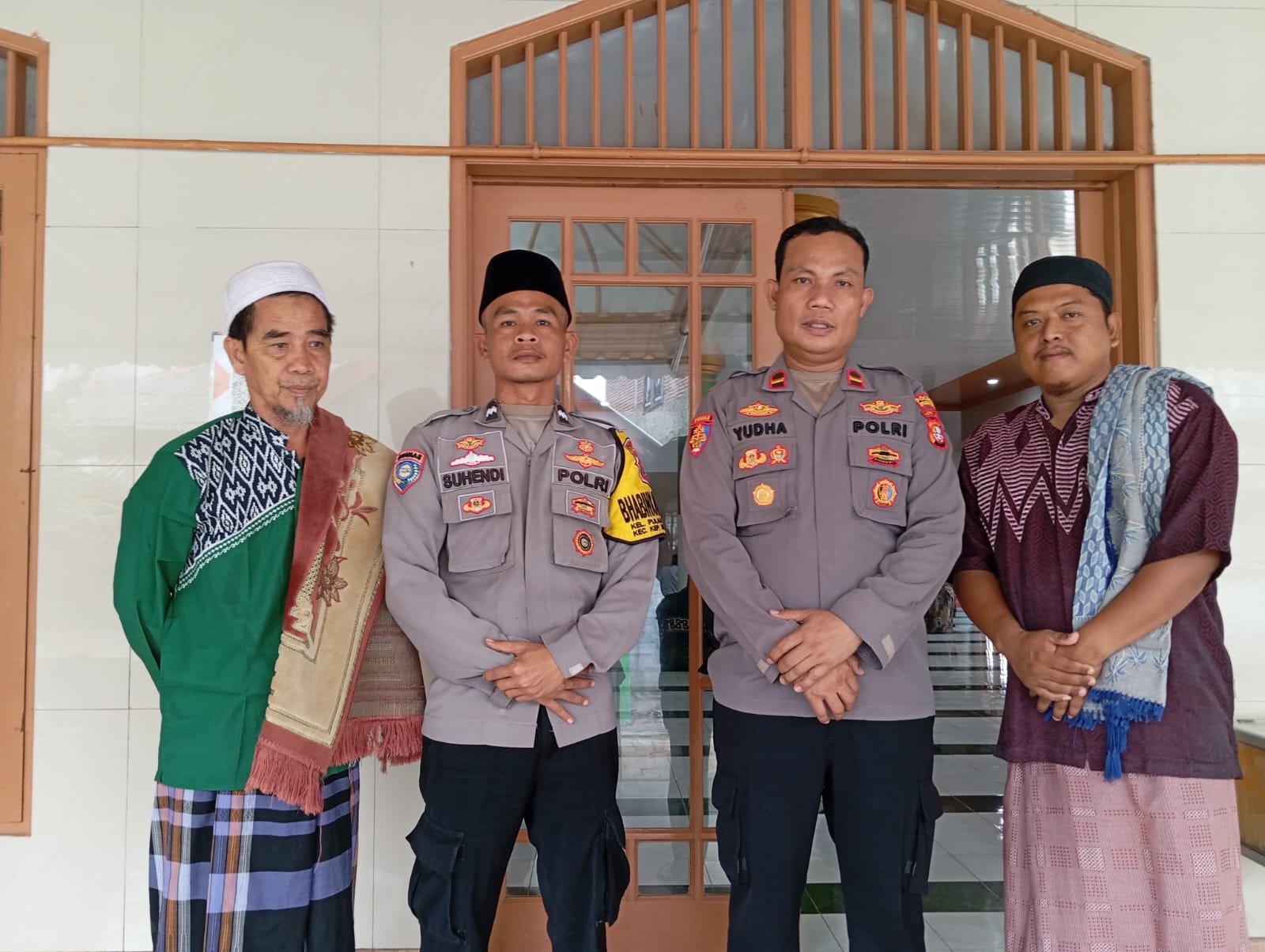Wakapolsek Kepulauan Seribu Utara dan Bhabinkamtibmas Pulau Panggang Sambangi Tokoh Agama dalam Kegiatan Jumat Keliling