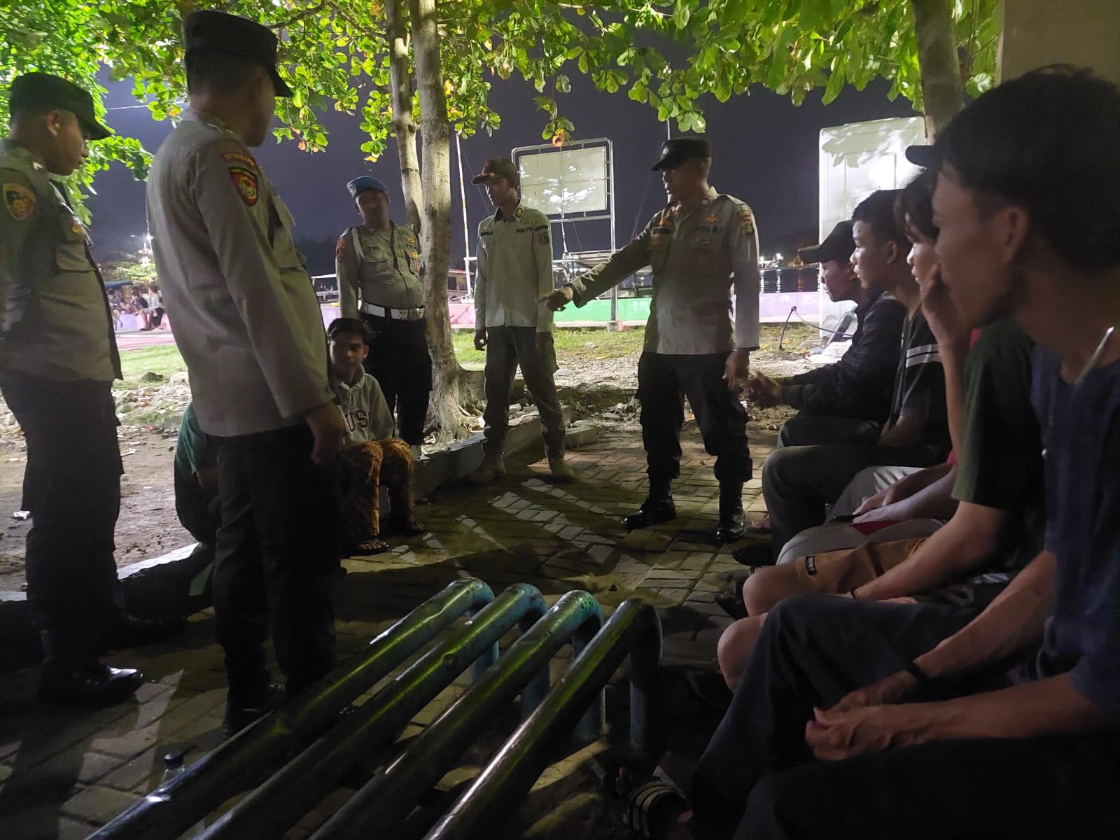 Polsek Kepulauan Seribu Utara Melaksanakan Giat Patroli Malam, Himbau Remaja Tetap di Rumah 