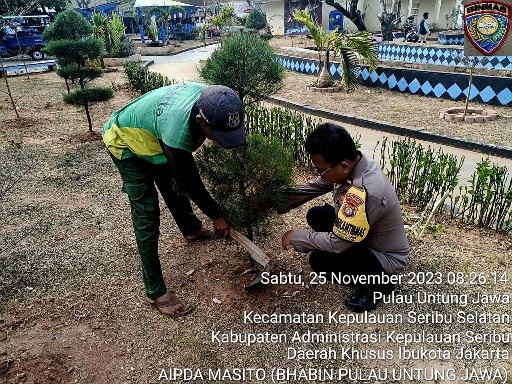 Polsek Kepulauan Seribu Selatan Berkolaborasi dengan Warga Tanam Ribuan Bibit Pohon untuk Bersihkan Udara Pulau