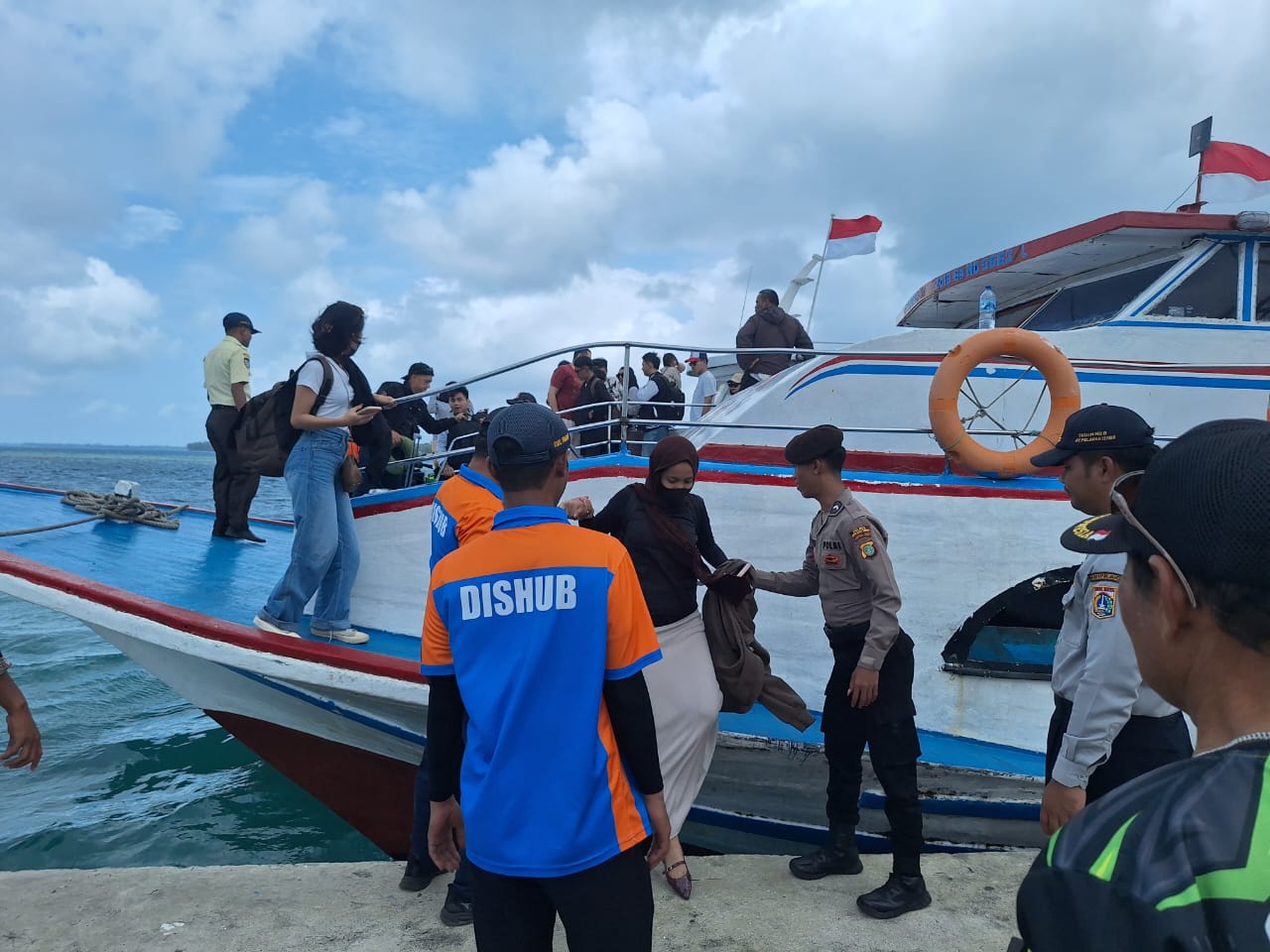 Polisi Baik Bantu Penumpang dan Amankan Dermaga Pulau Harapan 