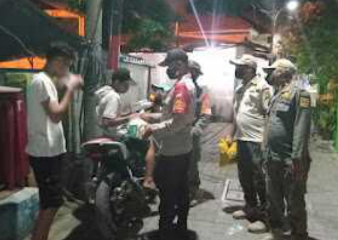 Patroli Jalan Kaki Malam Hari Polsek Kep Seribu Utara Terus Sampaikan Himbauan ProKes dan Bagikan Masker