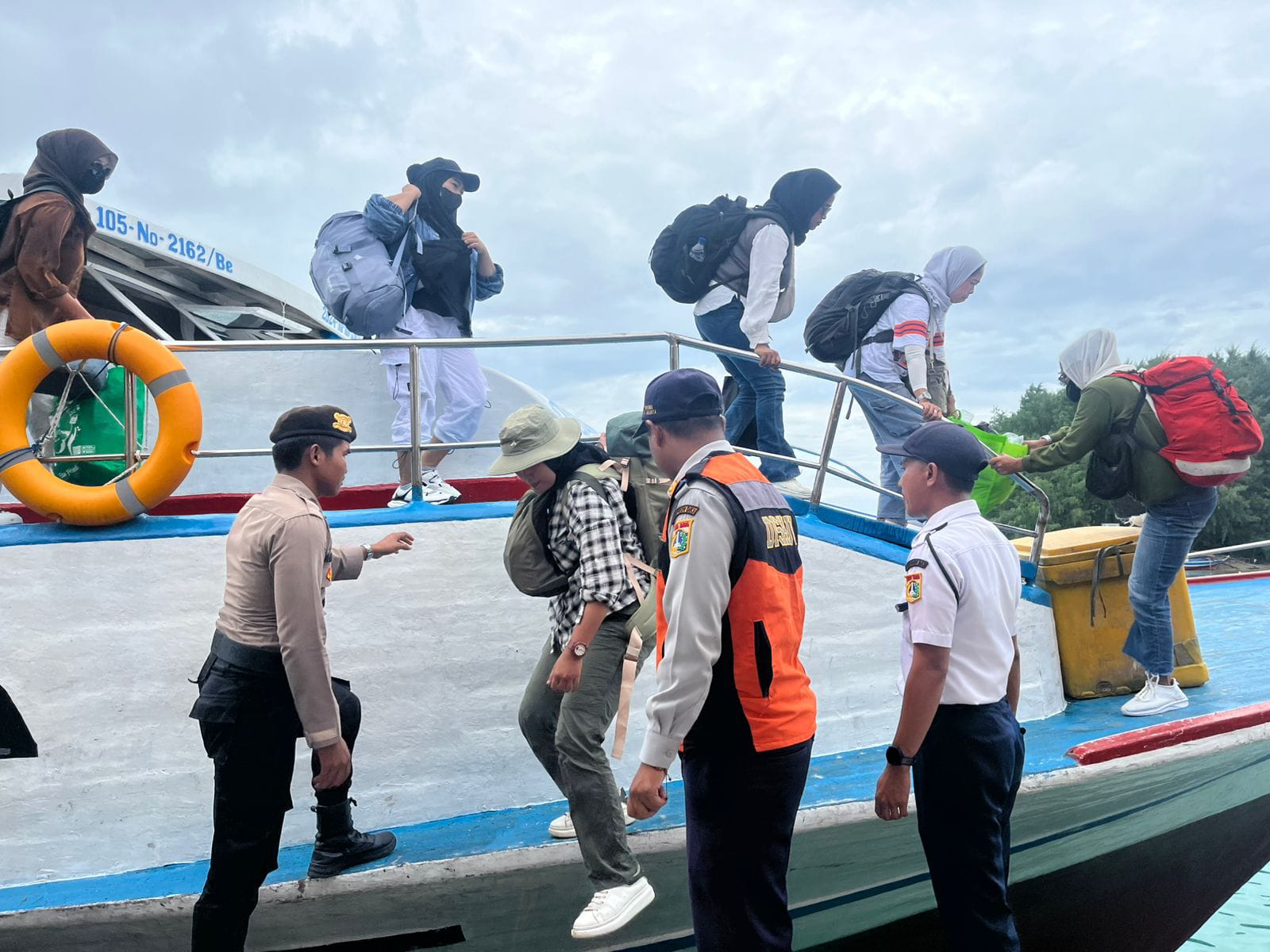 Polisi Baik: Anggota Polsek Kepulauan Seribu Utara Bantu Penumpang dan Perketat Pengamanan di Dermaga Pulau Harapan