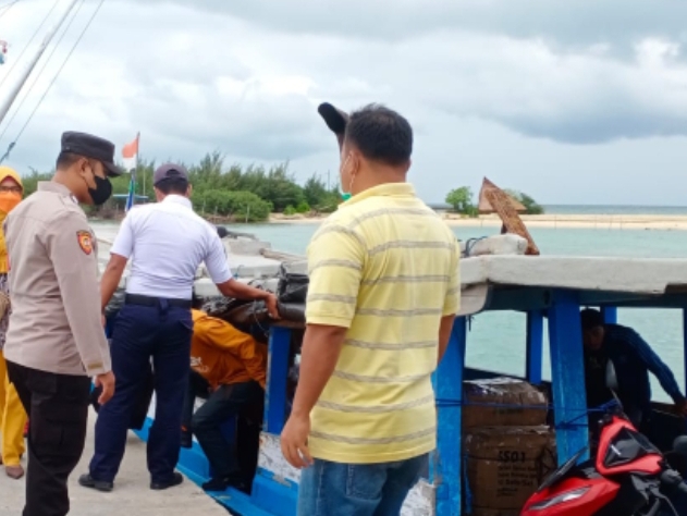 Di Pulau Untung Jawa, 44 Wisatawan Tiba di Dermaga Diwajibkan Scan PeduliLindungi dan Taat ProKes Selama di Pulau