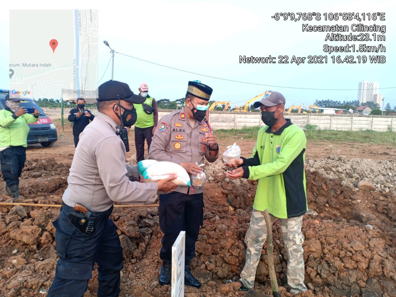 Cooling System, Kapolsek Cilincing Pimpin Pembagian Sembako dan Takjil ke Penggali Kubur Covid 19