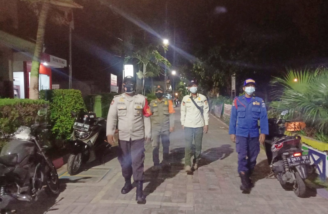 Polsek Kep Seribu Selatan Gelar Patroli Malam Sekaligus Giatkan Pengawasan ProKes
