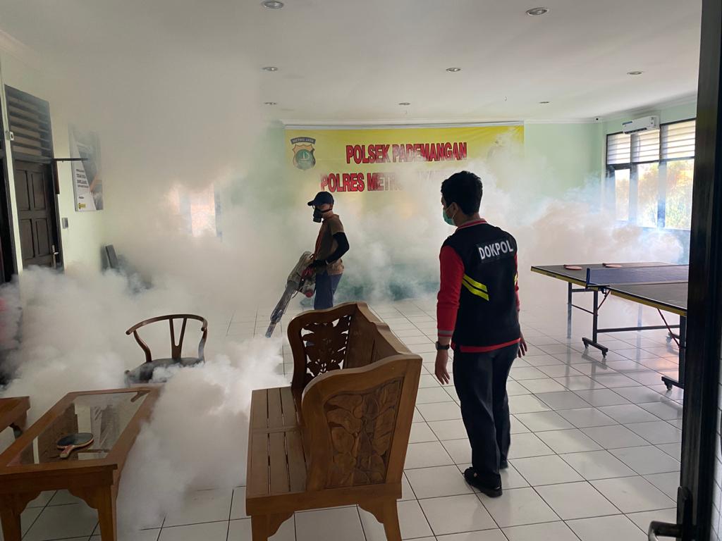 Cegah Penyebaran Penyakit DBD, Mapolsek Pademangan Jakut Difogging