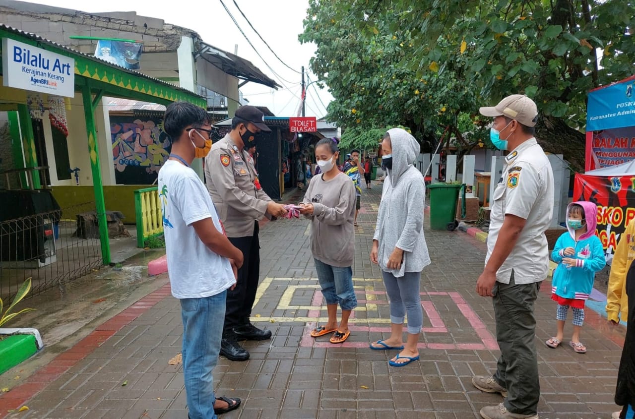 Polsek Kepulauan Seribu Selatan Cegah COVID-19 Dengan Terus Himbau ProKes dan Bagikan Masker ke Warga