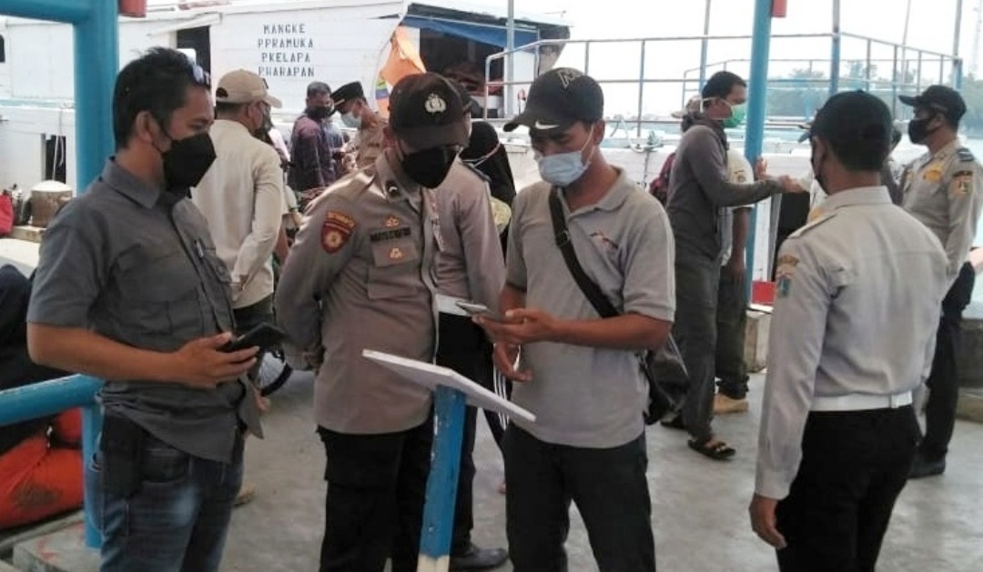 47 Warga Tiba di Pulau Kelapa Scan Barcode Aplikasi Peduli Lindungi