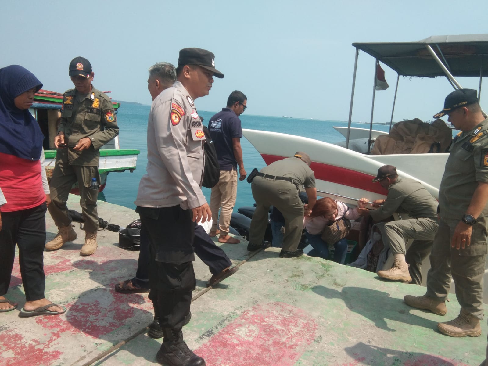 Polsek Kepulauan Seribu Utara Amankan Dermaga di Pulau Pramuka Berikan Pelayanan Humanis untuk Penumpang Kapal