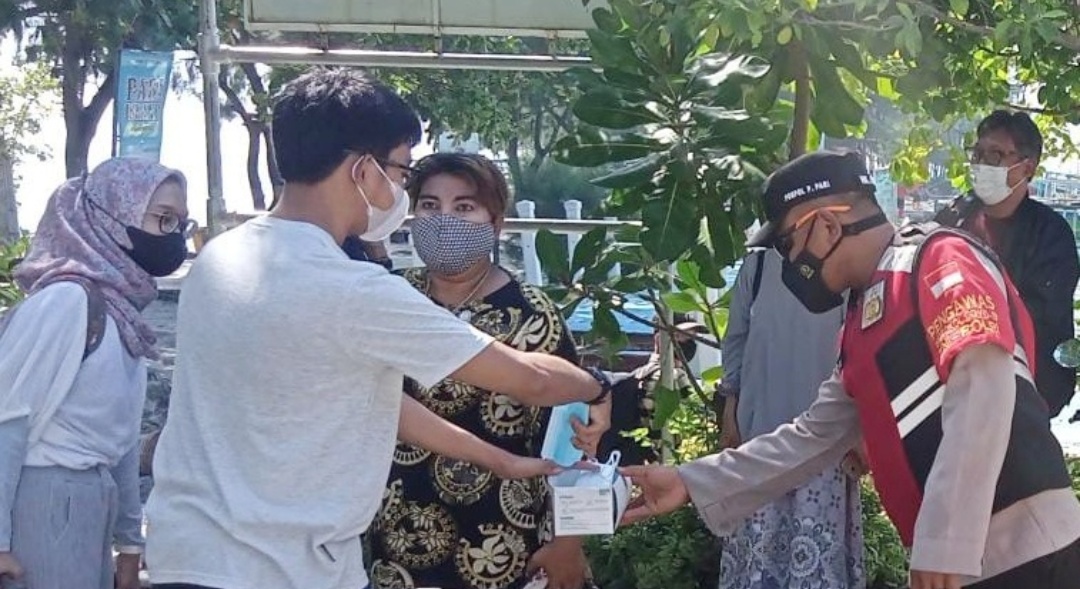 Terus Cegah COVID-19, Polsek Kep Seribu Selatan Gencarkan Edukasi Dengan Himbauan ProKes dan Pembagian Masker