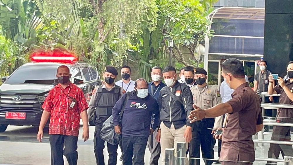 Bupati Mamberamo Tengah Tiba di Gedung KPK