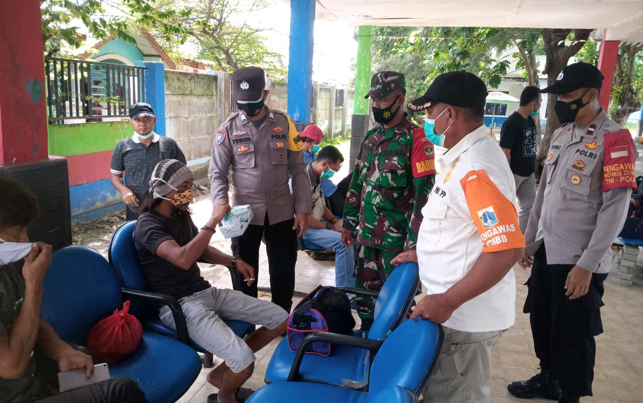 Sinergitas 3 Pilar Kepulauan Seribu Bagikan 4.800 Masker Medis Gratis ke Wisatawan